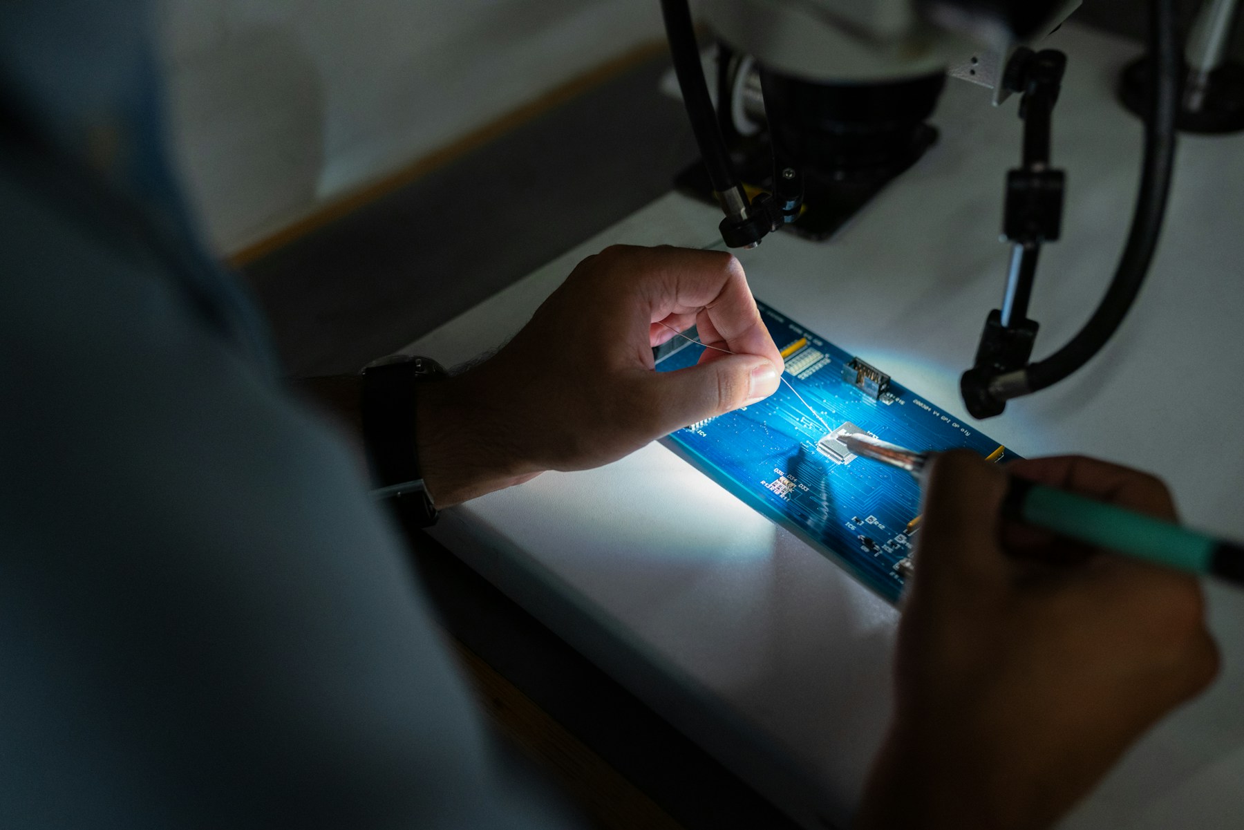 Profissional técnico trabalhando com equipamentos de engenharia